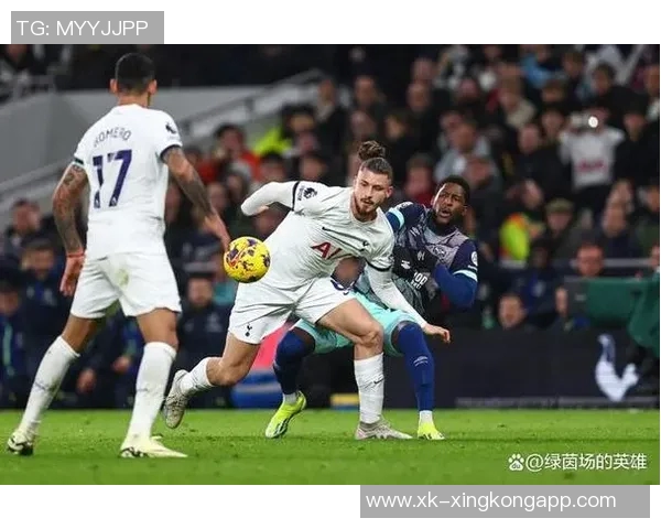 热刺球迷对球队推出的高价围巾表示强烈不满引发热议 热刺球迷对球队推出的高价围巾表示强烈不满引发热议