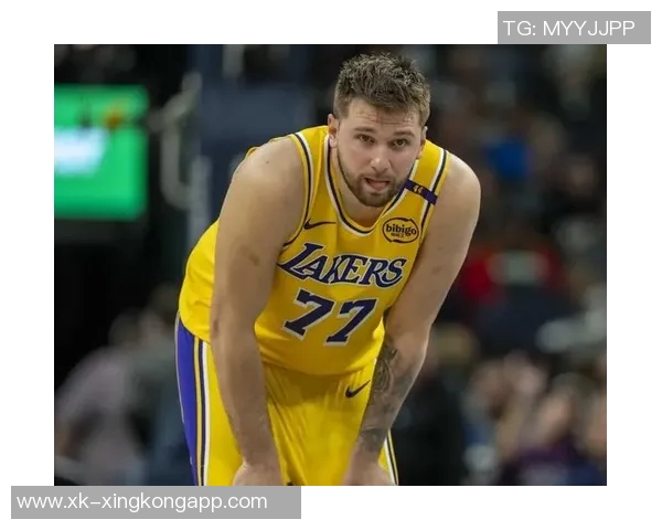 东契奇向里夫斯展示扭伤手指里夫斯惊呼难以置信的反应引发热议 东契奇向里夫斯展示扭伤手指里夫斯惊呼难以置信的反应引发热议