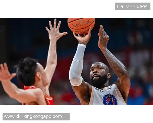 小琼斯专注比赛表现不在乎裁判判罚全力以赴追求胜利