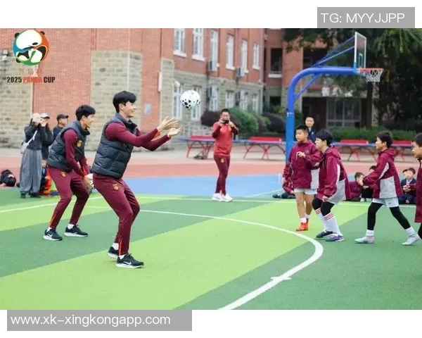 直播吧公益携手杨晨等12名老甲A球星走进成都校园助力青少年足球梦想